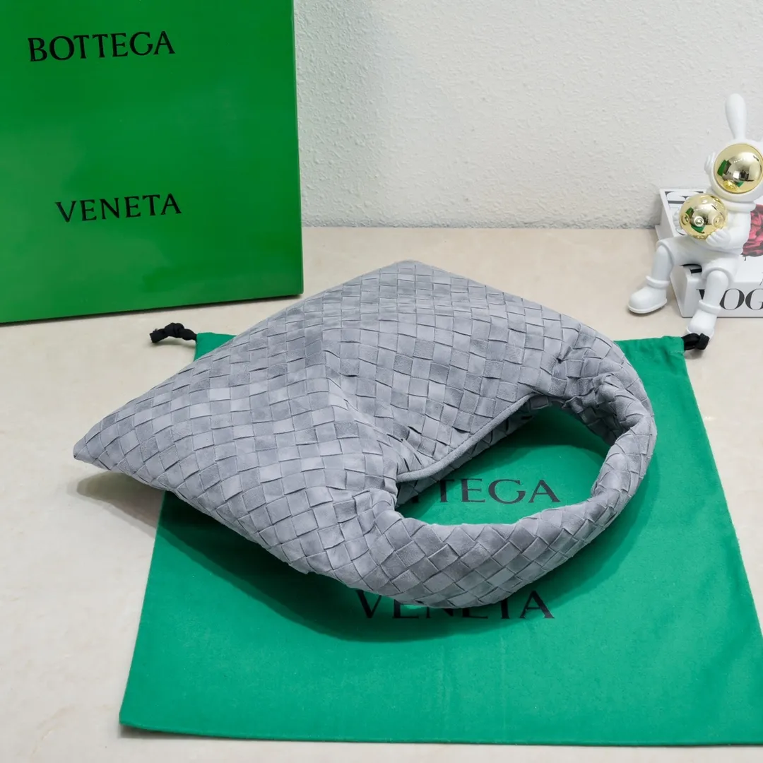 Batch 1860 #Bv new small HOP bag-nubuck leather is here! The bag body and handles are made of a whole piece of woven leather. The bag body is soft and lazy. Hop symbolizes the praise of innovation and eternal craftsmanship [love]. The pyramid silhouette combines practicality and fashion. It is modern and casual. The double-sided closure design of the bag mouth is more convenient and safe! The cowhide texture also makes the bag more wear-resistant and durable. A must-have for fashionable ladies who like minimalism yet comfortable and casual! Size: 41x20.5x7.5, Model: 3966#一